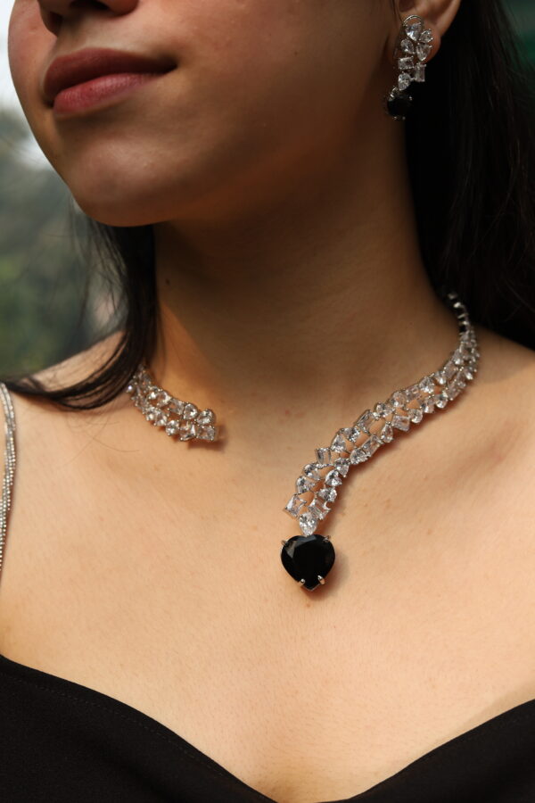 Scarlet Emerald Necklace (Black)